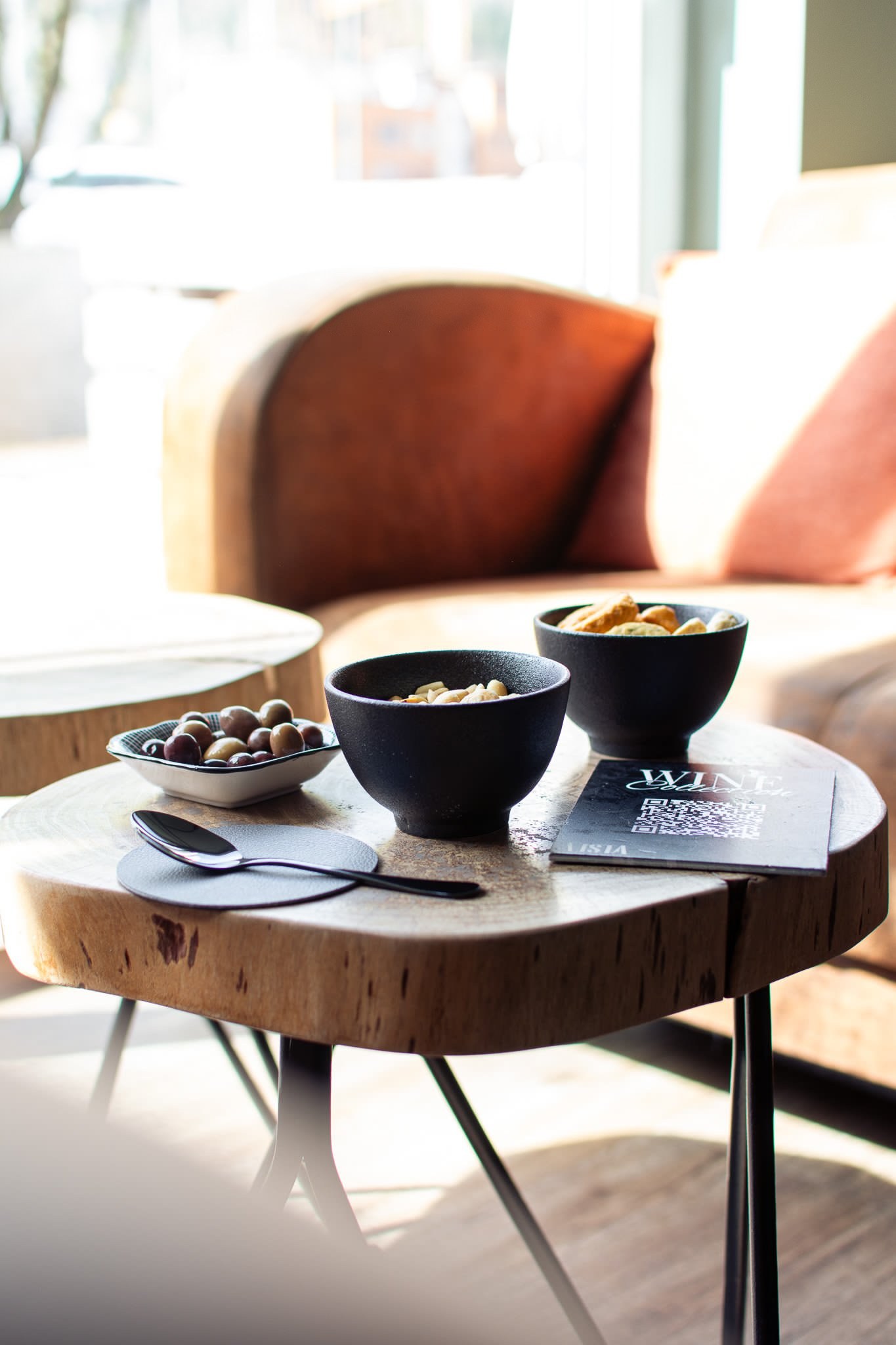 Kleiner Tisch mit Schalen und Gläsern in der Vista Bar, kurz nach dem Servieren.